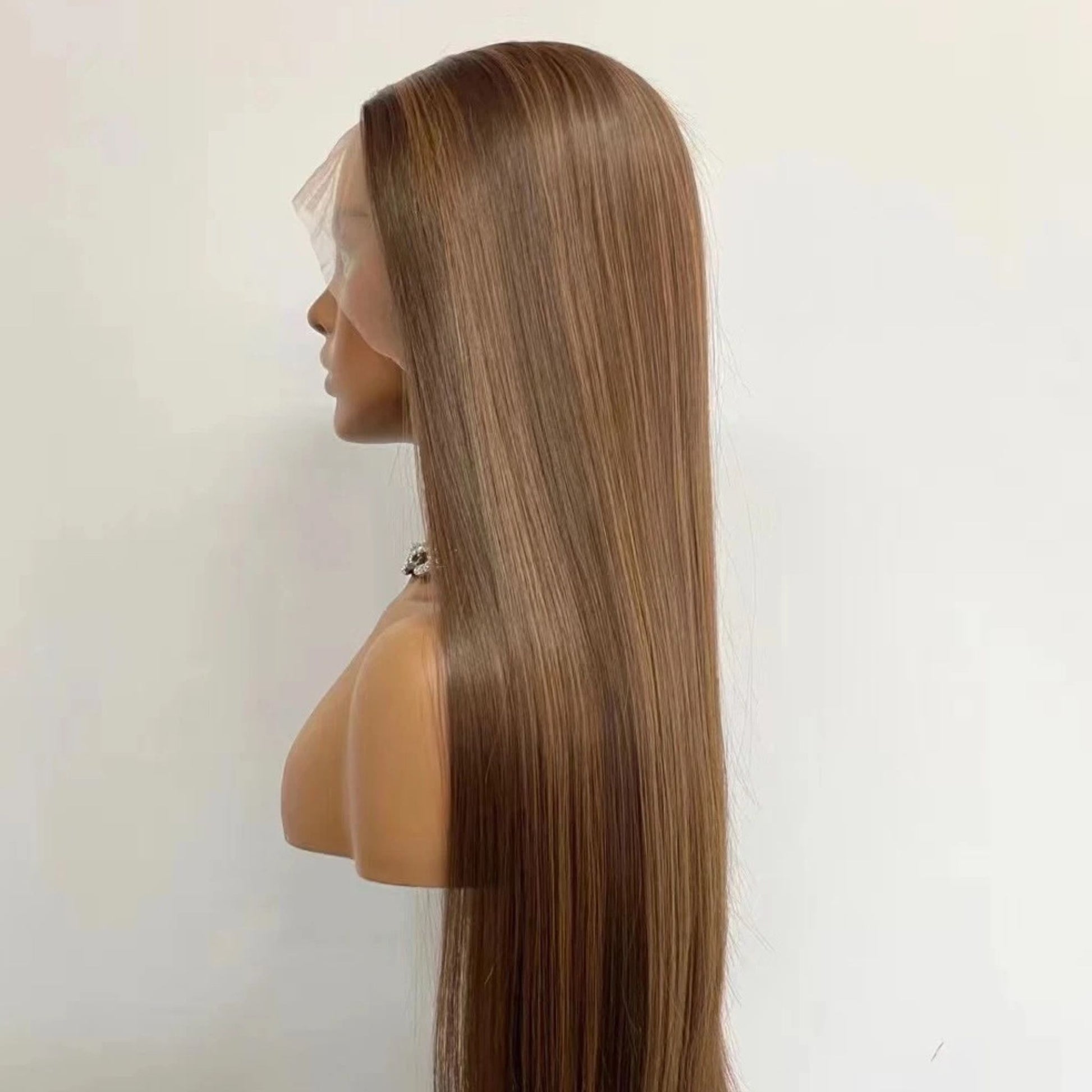 Descubre la elegancia natural con nuestra peluca de mechas, con cabello lacio y largo. Sumérgete en la sofisticación de mechas que realzan la textura del cabello, aportando luminosidad a tu estilo. Esta peluca ofrece la belleza de un cabello largo y lacio con detalles de mechas para un look moderno y natural. Transforma tu apariencia con esta opción de calidad que combina longitud, suavidad y mechas para un estilo impecable