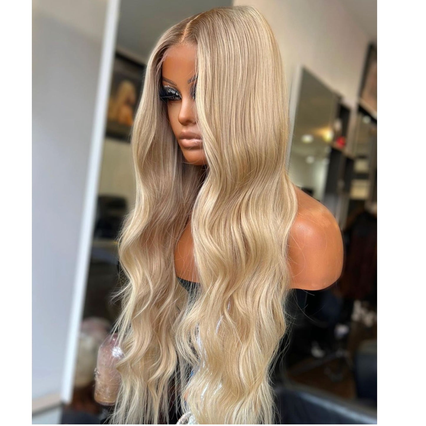 <img src="peluca_rubia_balayage_natural.jpg" alt="Peluca de pelo natural rubia con estilo balayage, con transiciones suaves de color y un acabado moderno y elegante.">
