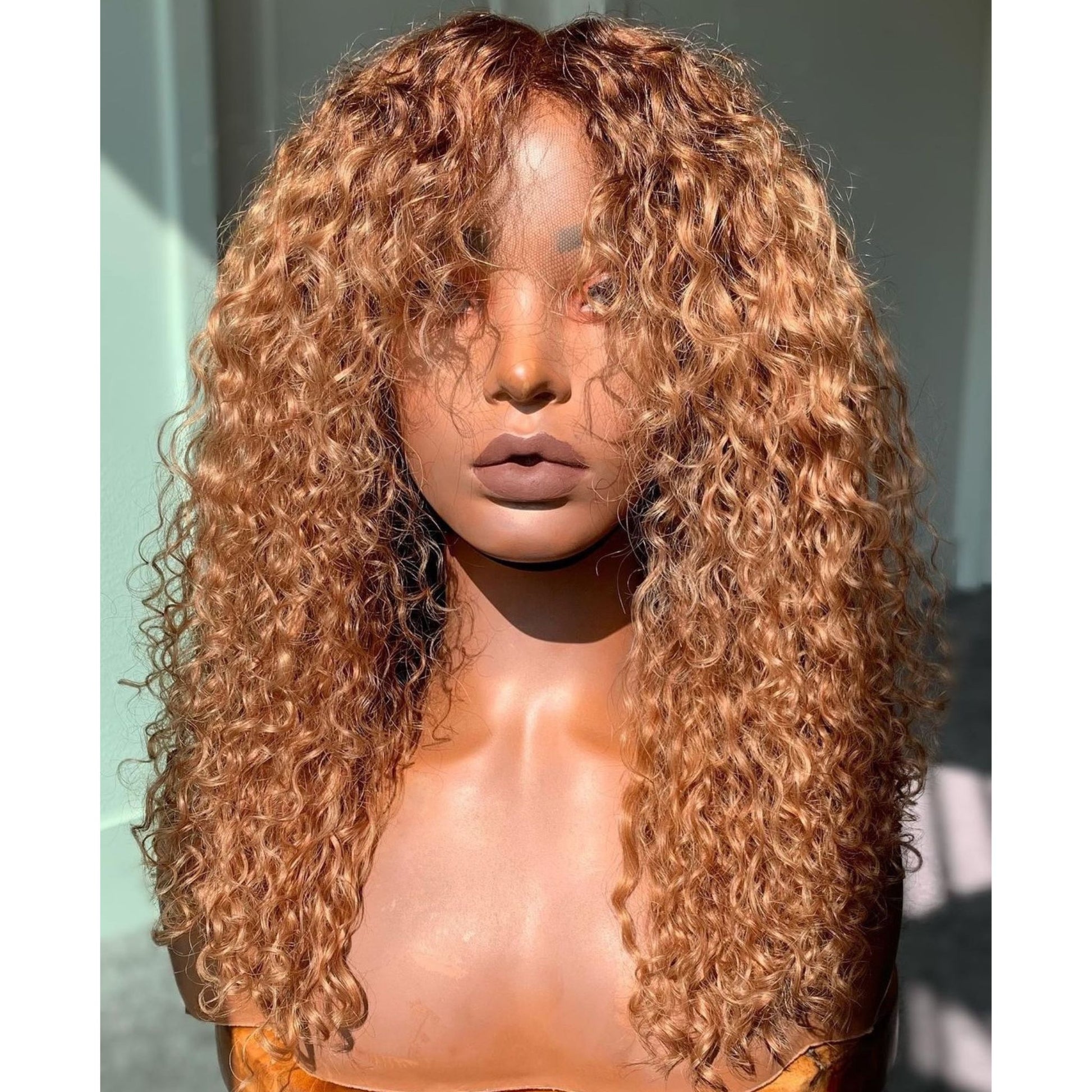 <img src="peluca_rizada_natural_rubio_dorado.jpg" alt="Peluca rizada de pelo natural en rubio dorado, con rizos brillantes y definidos que ofrecen un look luminoso y elegante.">
