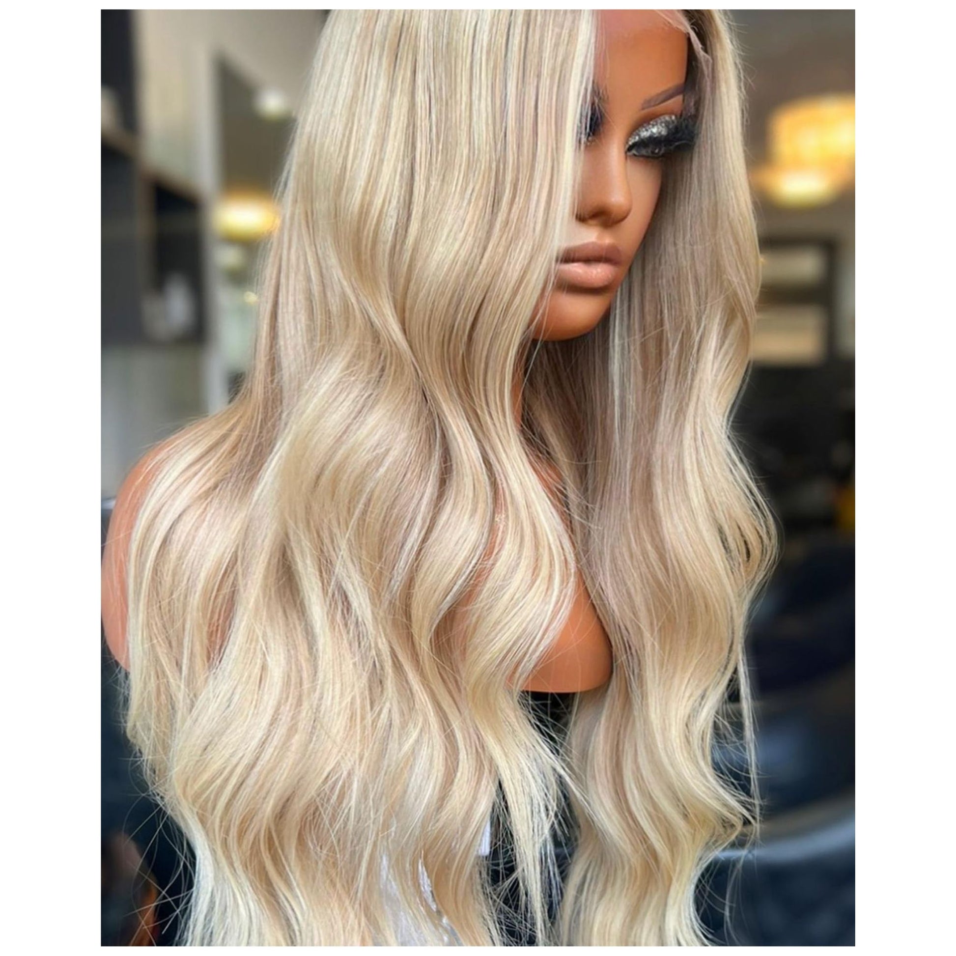 <img src="peluca_rubia_balayage_natural.jpg" alt="Peluca de pelo natural rubia con estilo balayage, con transiciones suaves de color y un acabado moderno y elegante.">
