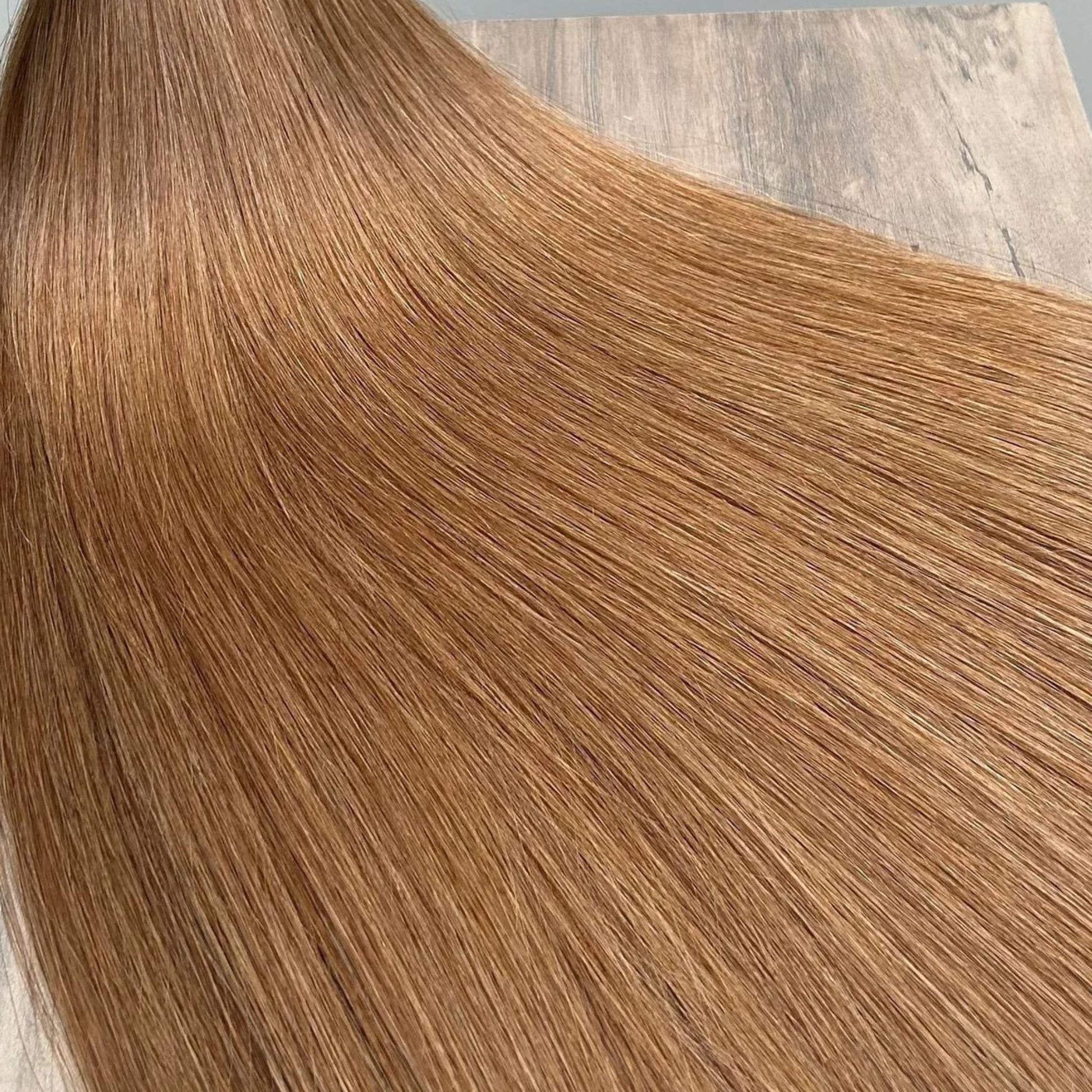 <img src="tabla-color-extensiones-castano-dorado.jpg" alt="Tabla de colores de extensiones de pelo natural en tonos de castaño dorado, mostrando diferentes matices y estilos para una elección perfecta.">
